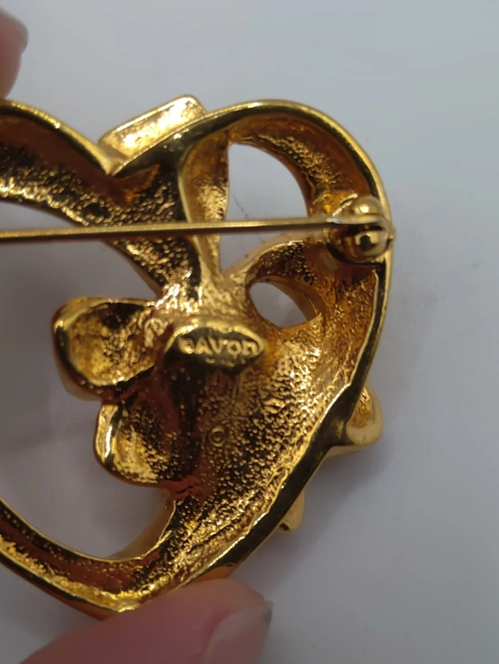 Avon August Birthstone Open Heart Gold Tone Brooch 1992